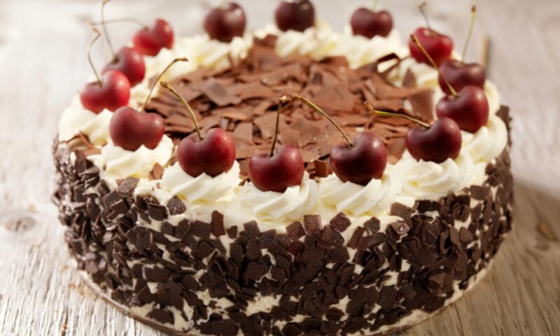 neizostavne za doček jer stvaraju svečanu atmosferu i okupljaju porodicu i prijatelje oko zajedničkog uživanja